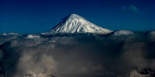 تصویر دماوند از فراز قله توچال زمستان 1387