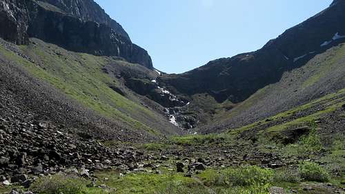 The waterfall guarding the Flute Glacier
