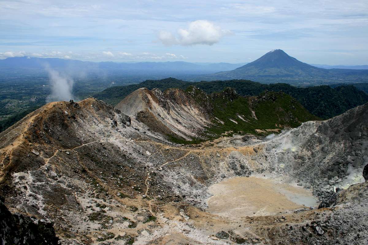 Download this Gunung Sibayak Crater With Sinabung Background picture