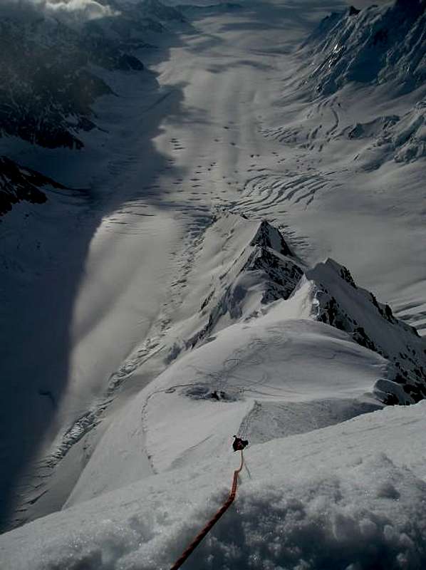 Lower East Ridge from just...toen hij de lower east ridge op het Logan Massif neerkeek, bereikte Colorado ' s eigen Gerry Roach de top van Saint Elias in Mei 2000 om zijn top 10 van Noord-Amerika af te ronden. Hij beklom de Zuidelijke bergkam.
